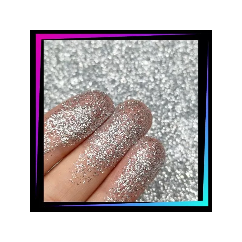 Paillettes cosmétiques d'argent 008 Hex fines pour tatouages pailletés et maquillage du visage ou du corps.